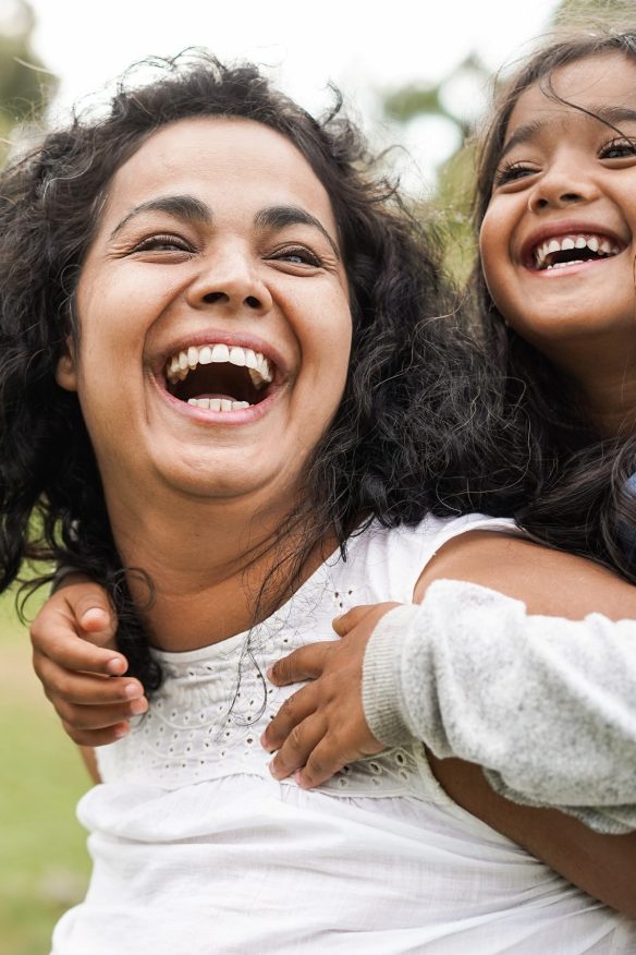 Heureuse mère indienne s'amusant avec sa fille en plein air - Famil
